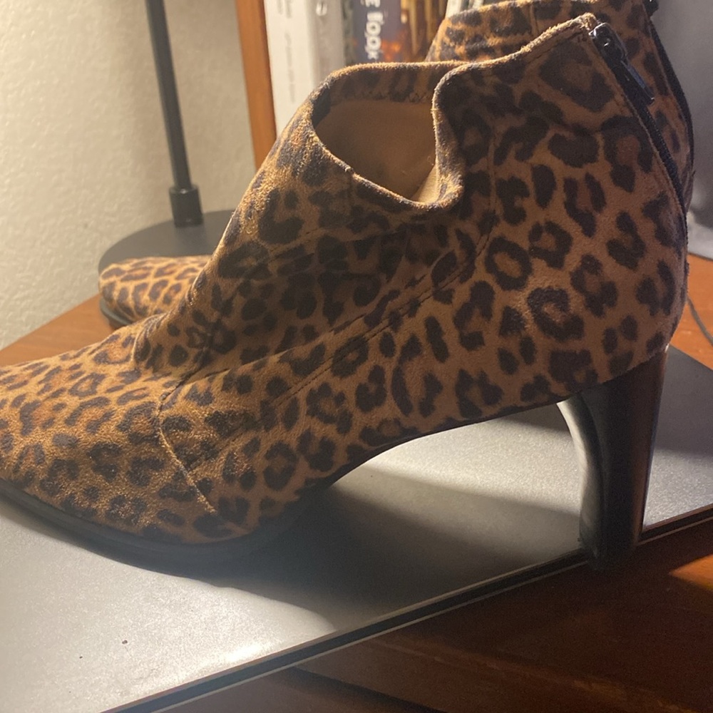 FRANCO SARTO soft and luxurious leopard swede booties